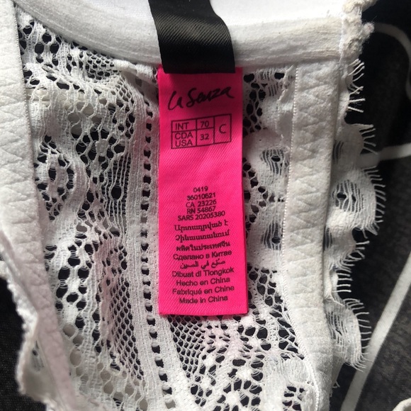 Cute white laced bra. - Picture 4 of 4